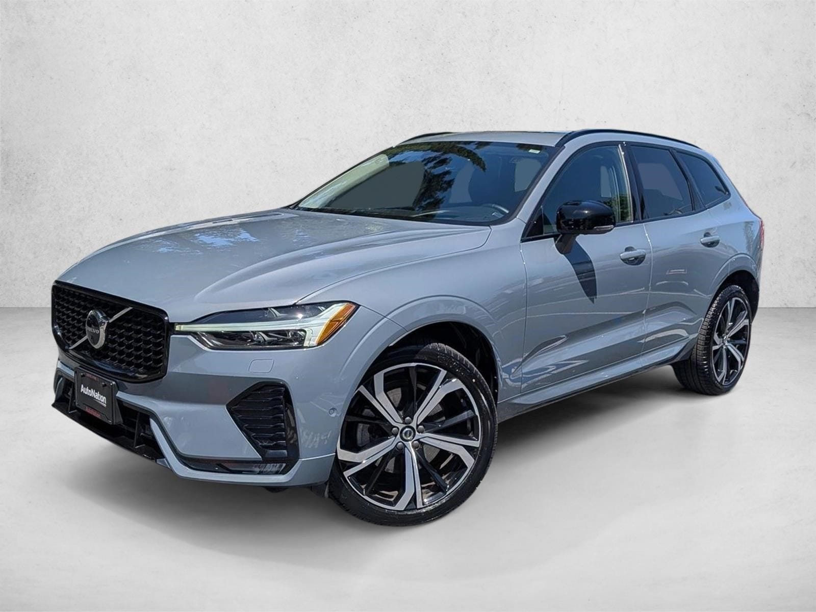 2023 Volvo XC60 B6 Ultimate Dark Theme AWD's photo