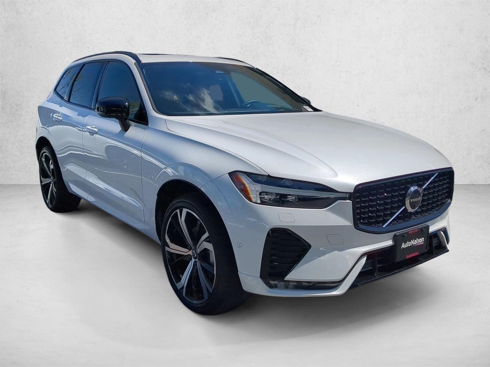 2023 Volvo XC60 B5 AWD Ultimate Dark photo 2