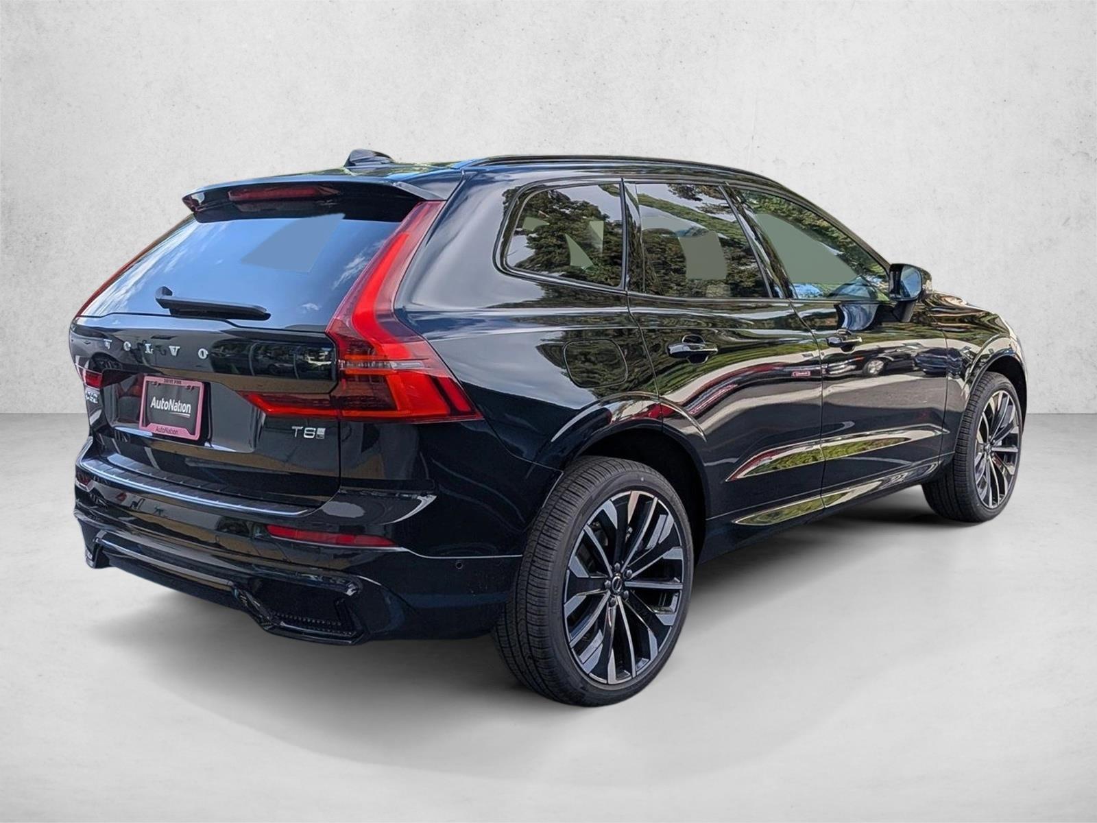 2026 Volvo XC60 Hybrid T8 photo 2