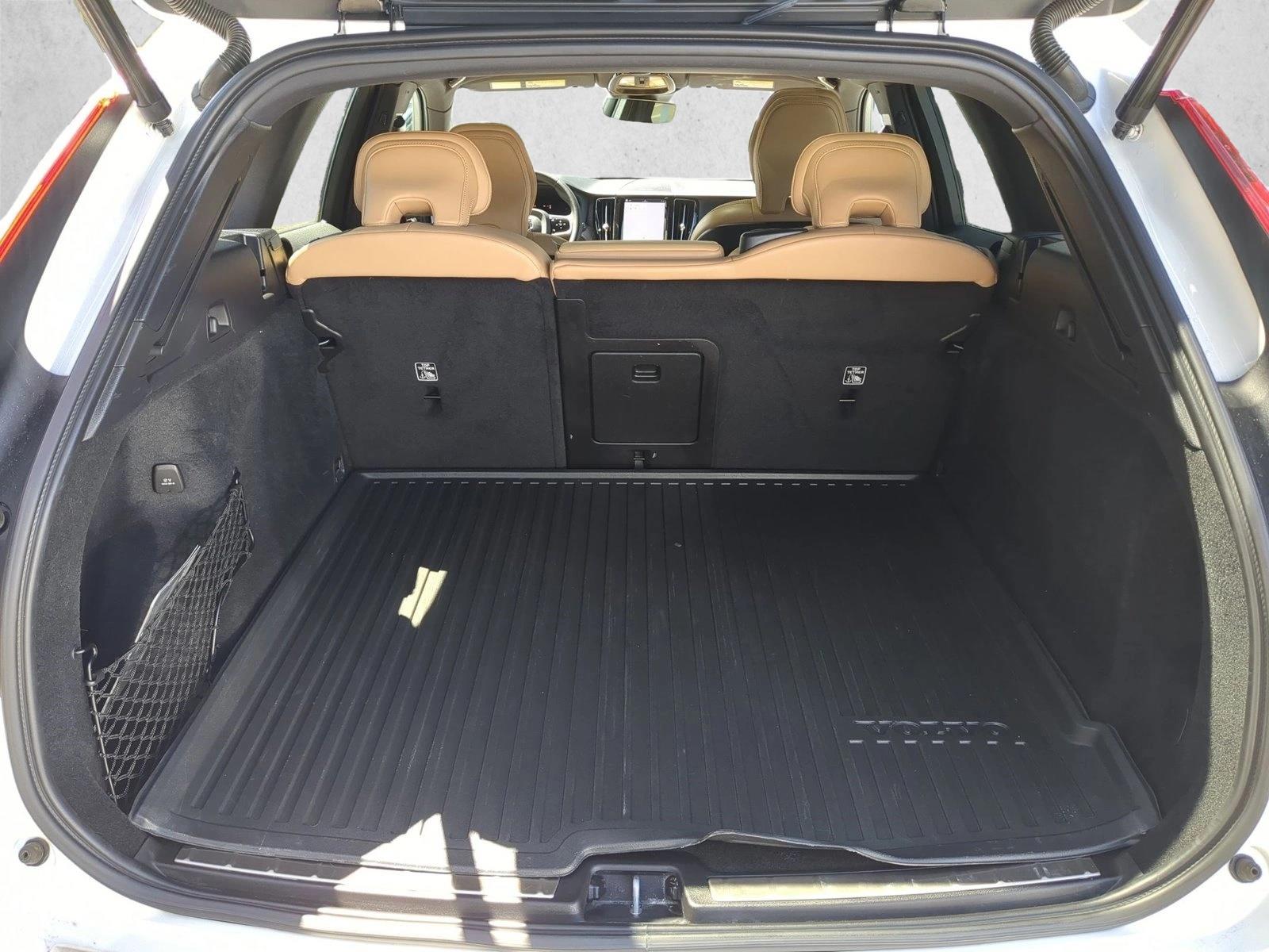 2023 Volvo XC60 B5 AWD Ultimate Dark photo 5