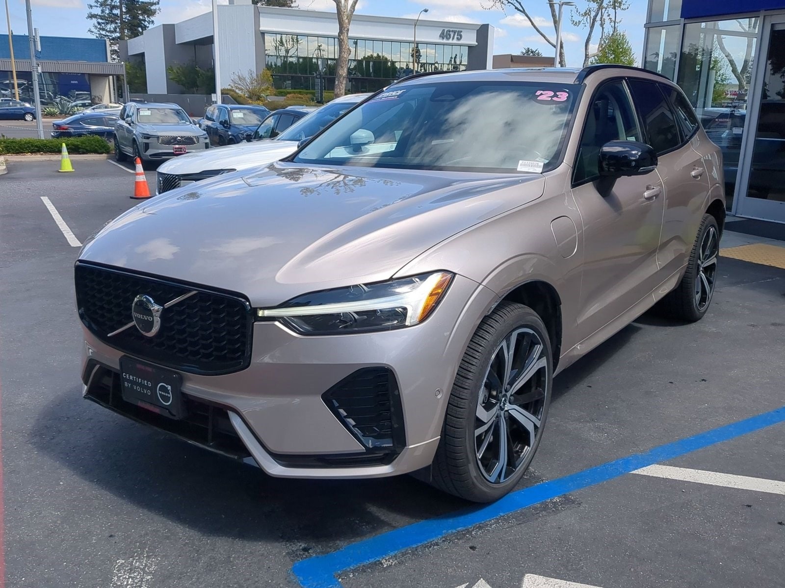 2023 Volvo XC60 Recharge Plug-In Hybrid Ultimate Dark photo 1