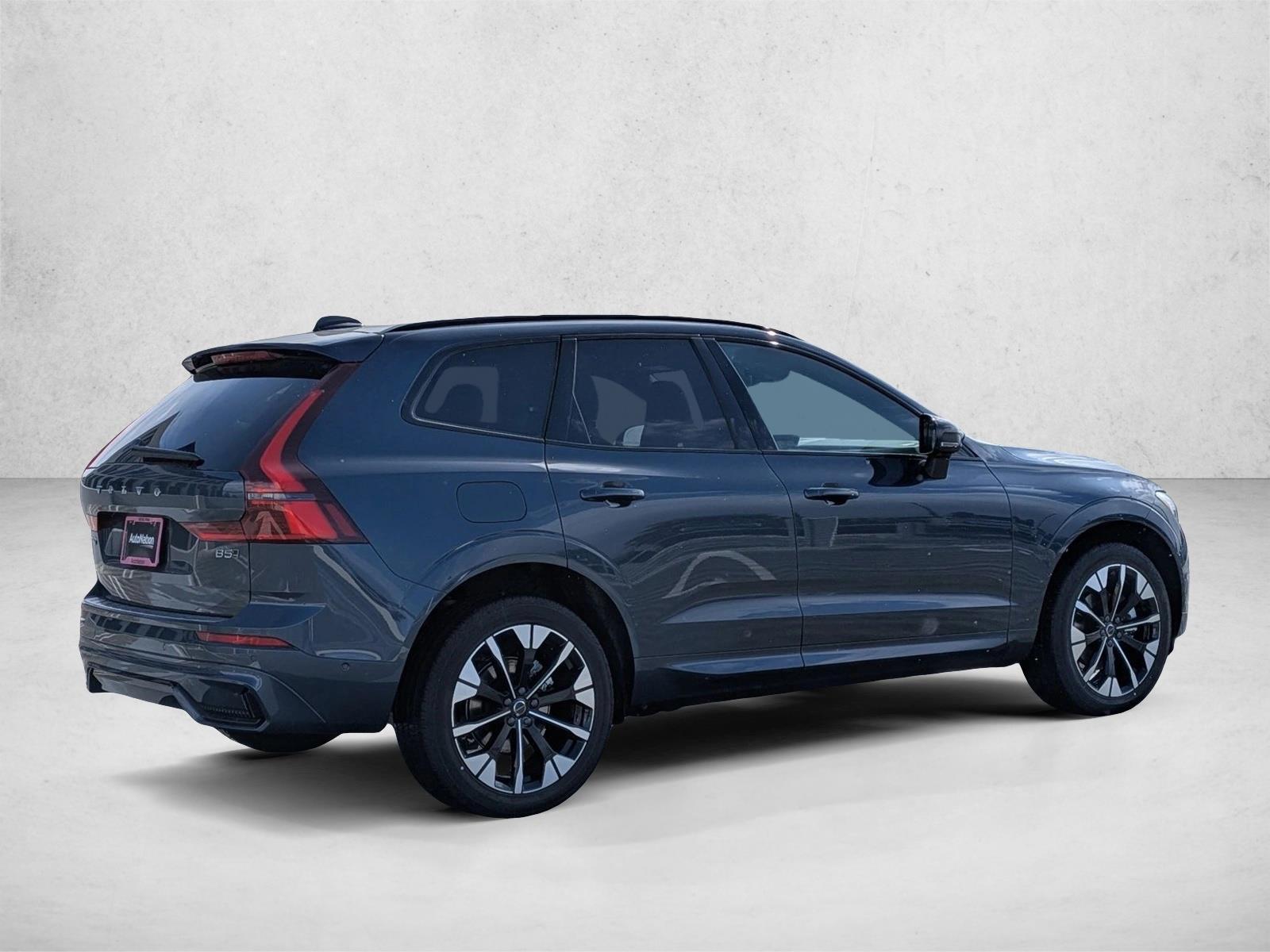 2026 Volvo XC60 Plus photo 2