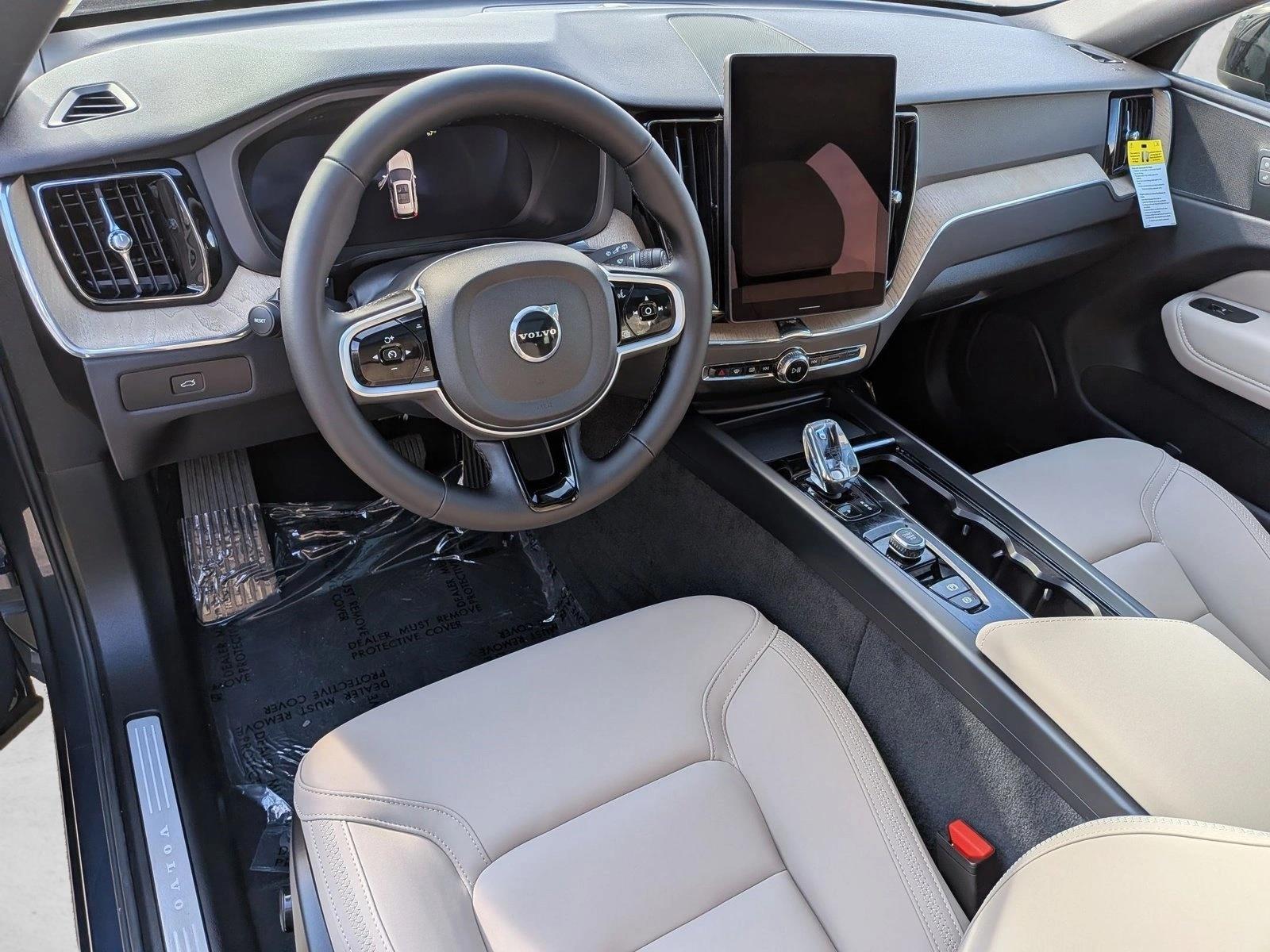 2026 Volvo XC60 Plus photo 3