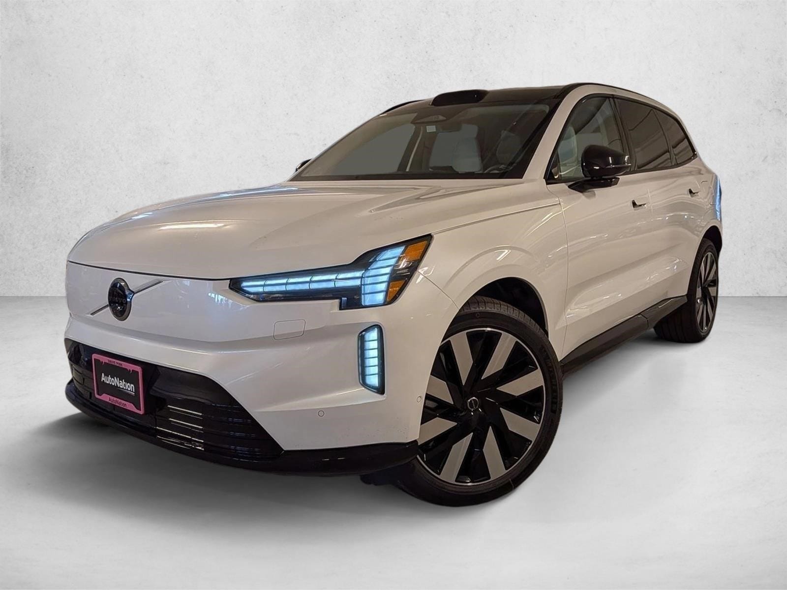 2025 Volvo EX90 Plus's photo