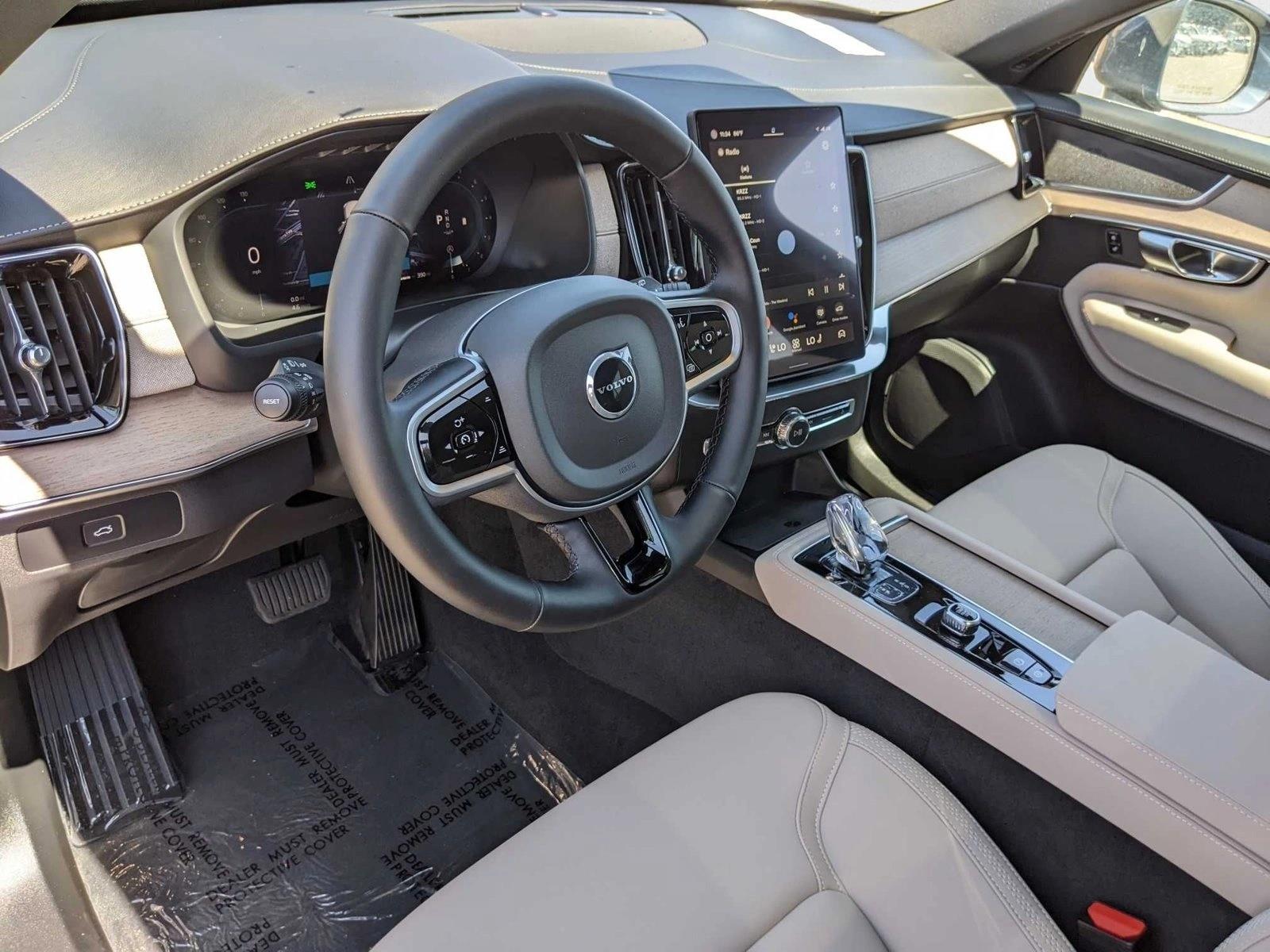 2025 Volvo XC90 Core photo 3