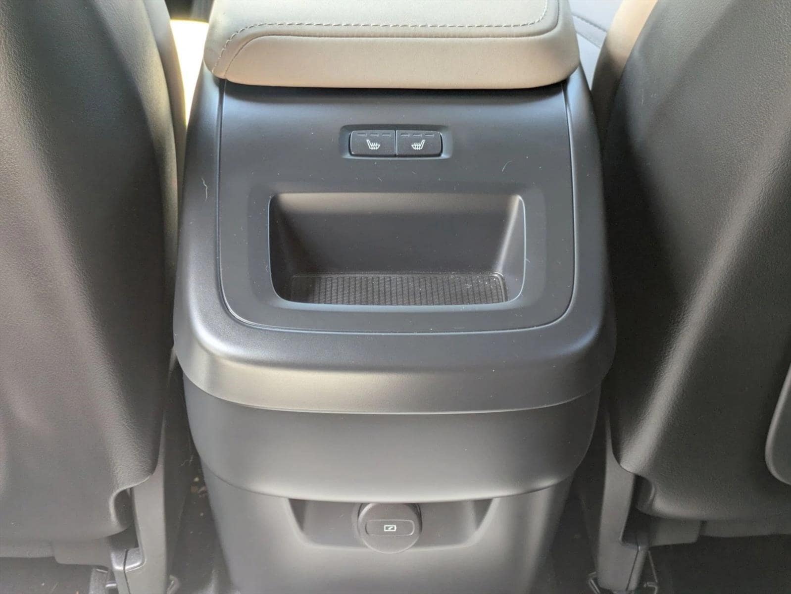 2026 Volvo XC60 Plus - Photo 18