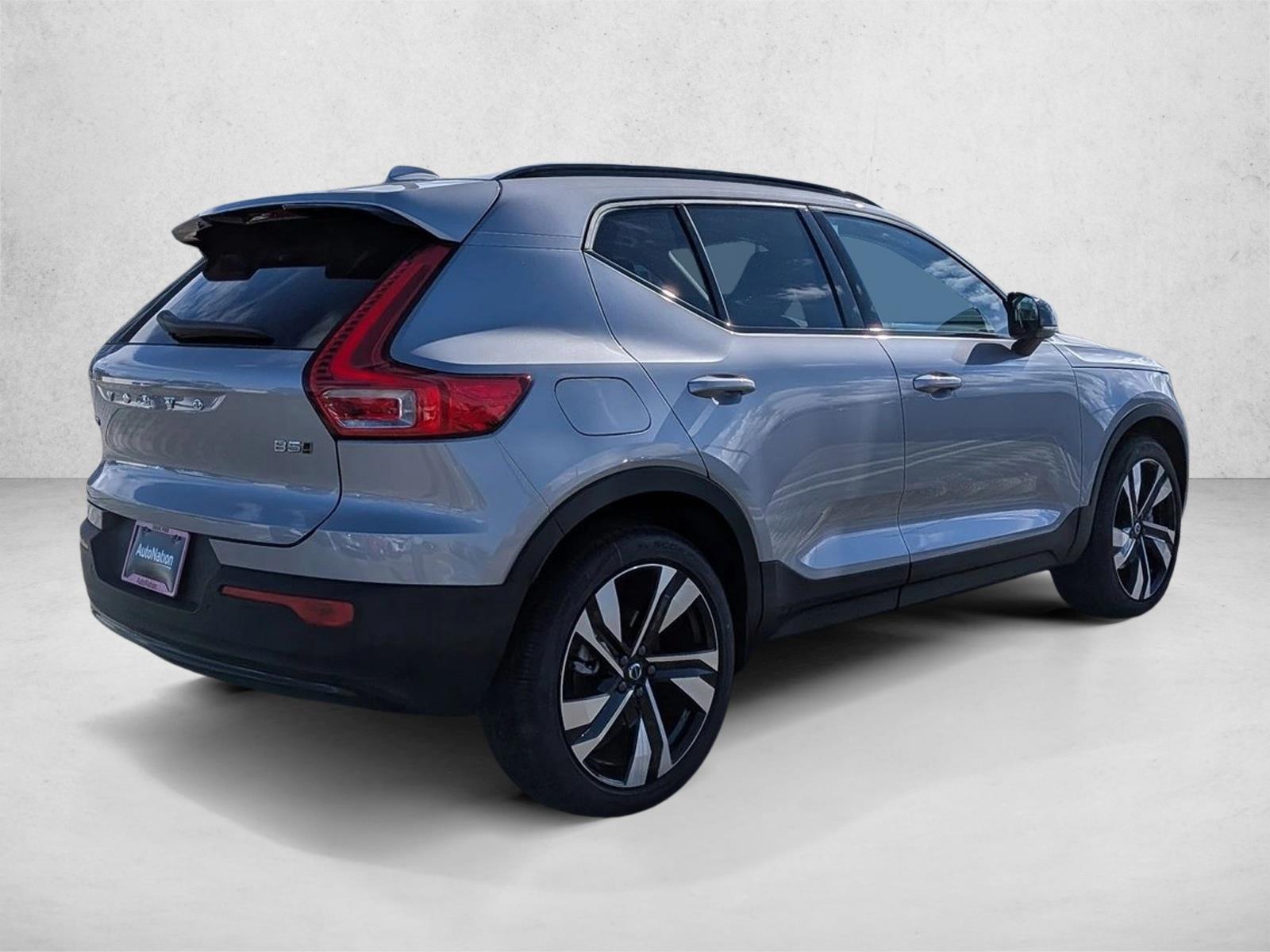 2026 Volvo XC40 photo 2