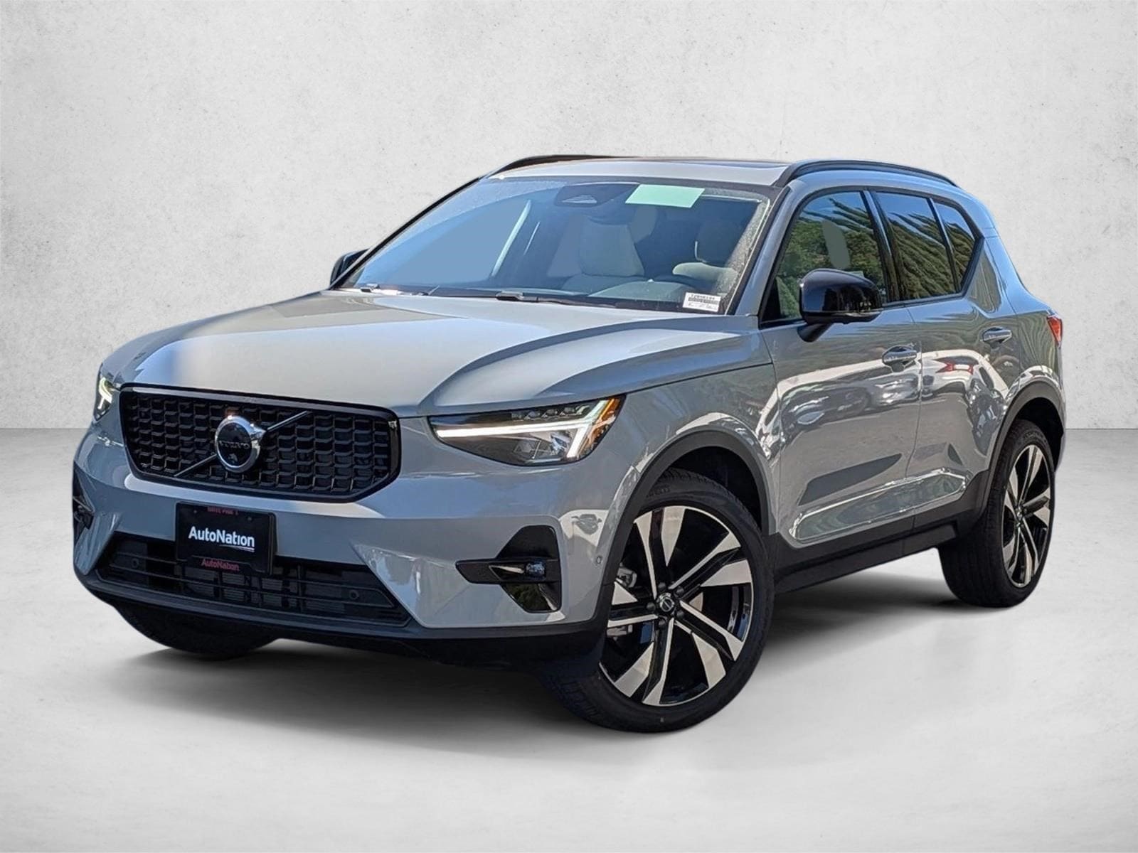 2026 Volvo XC40 B5 Plus Dark AWD's photo