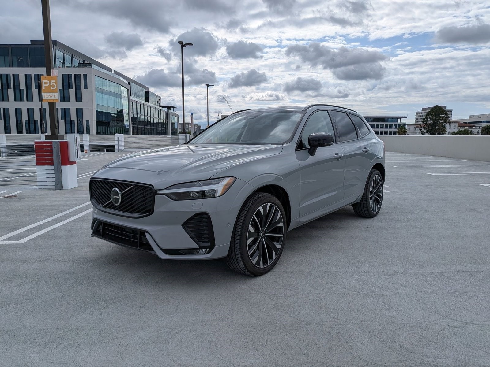 2026 Volvo XC60 B5 Ultra Dark AWD's photo