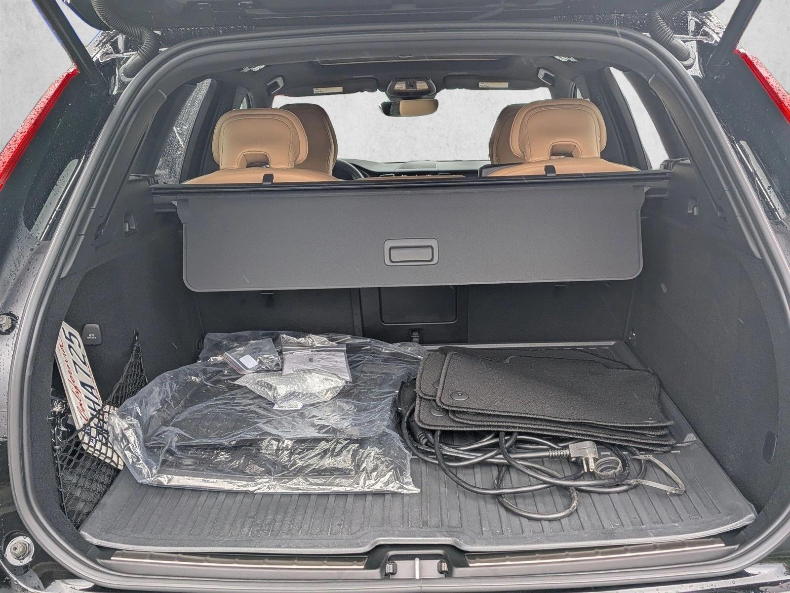 2024 Volvo XC60 plug-in hybrid T8 Ultimate Dark photo 6