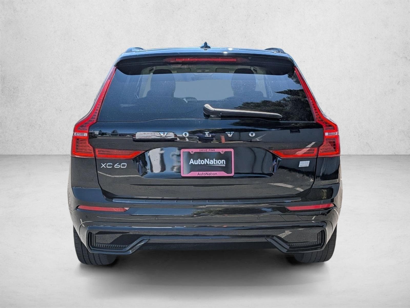 2023 Volvo XC60 Recharge Plug-In Hybrid Plus Dark photo 6