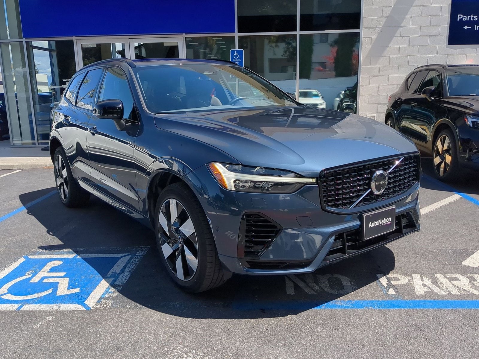 2025 Volvo XC60 plug-in hybrid T8 Plus photo 2