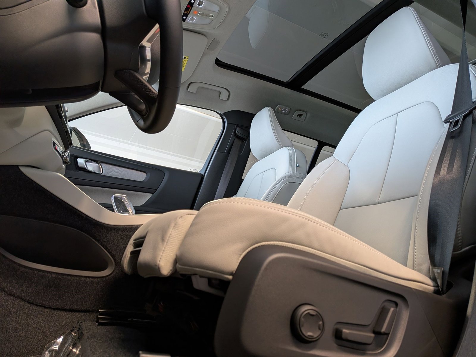 2026 Volvo XC40 Plus photo 2