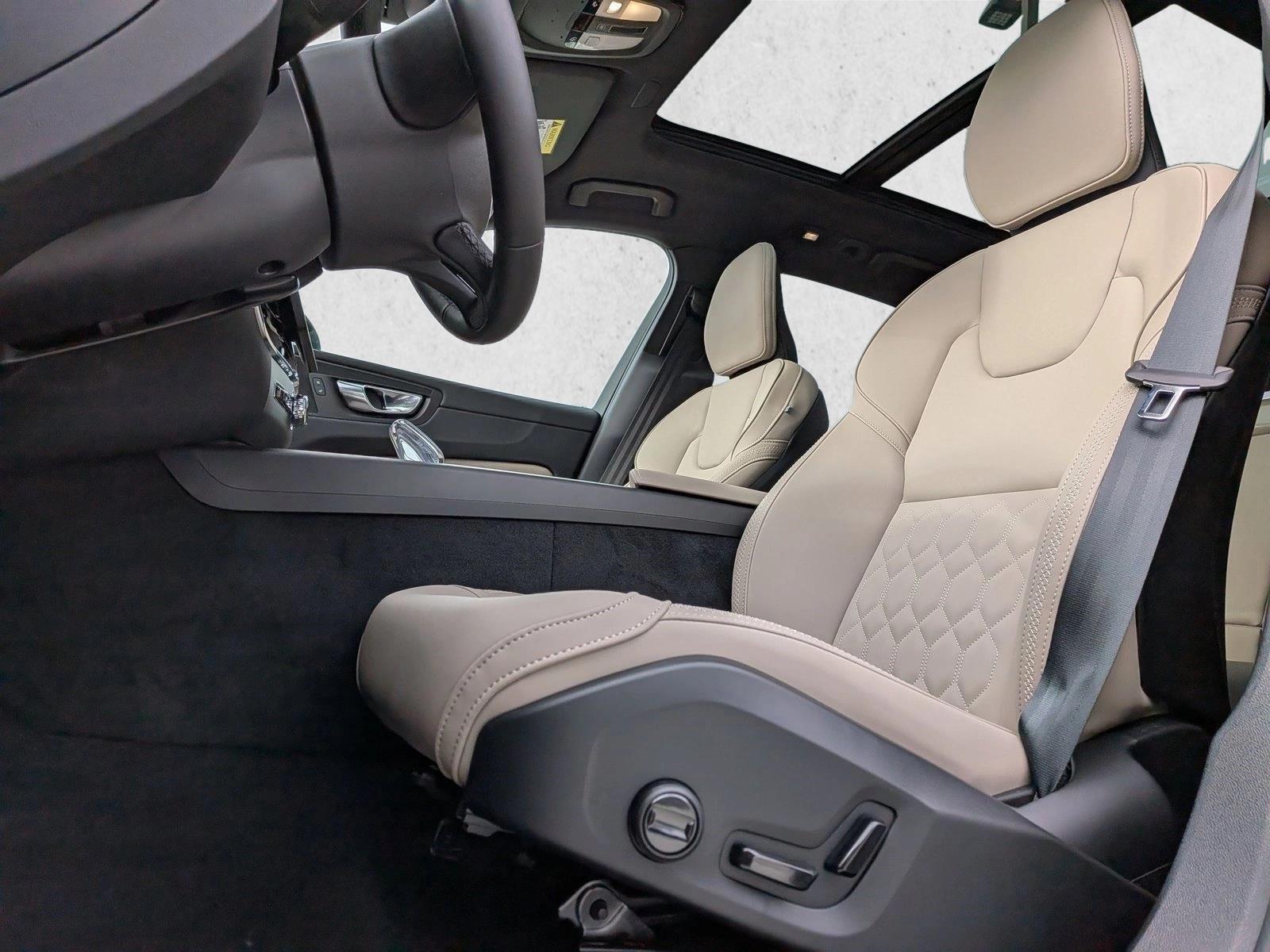 2026 Volvo XC60 Core photo 4