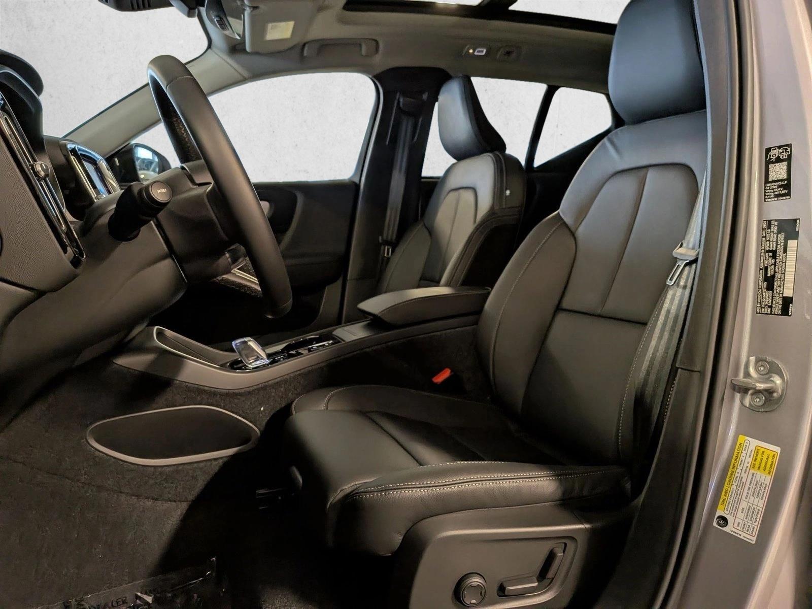 2026 Volvo XC40 photo 4