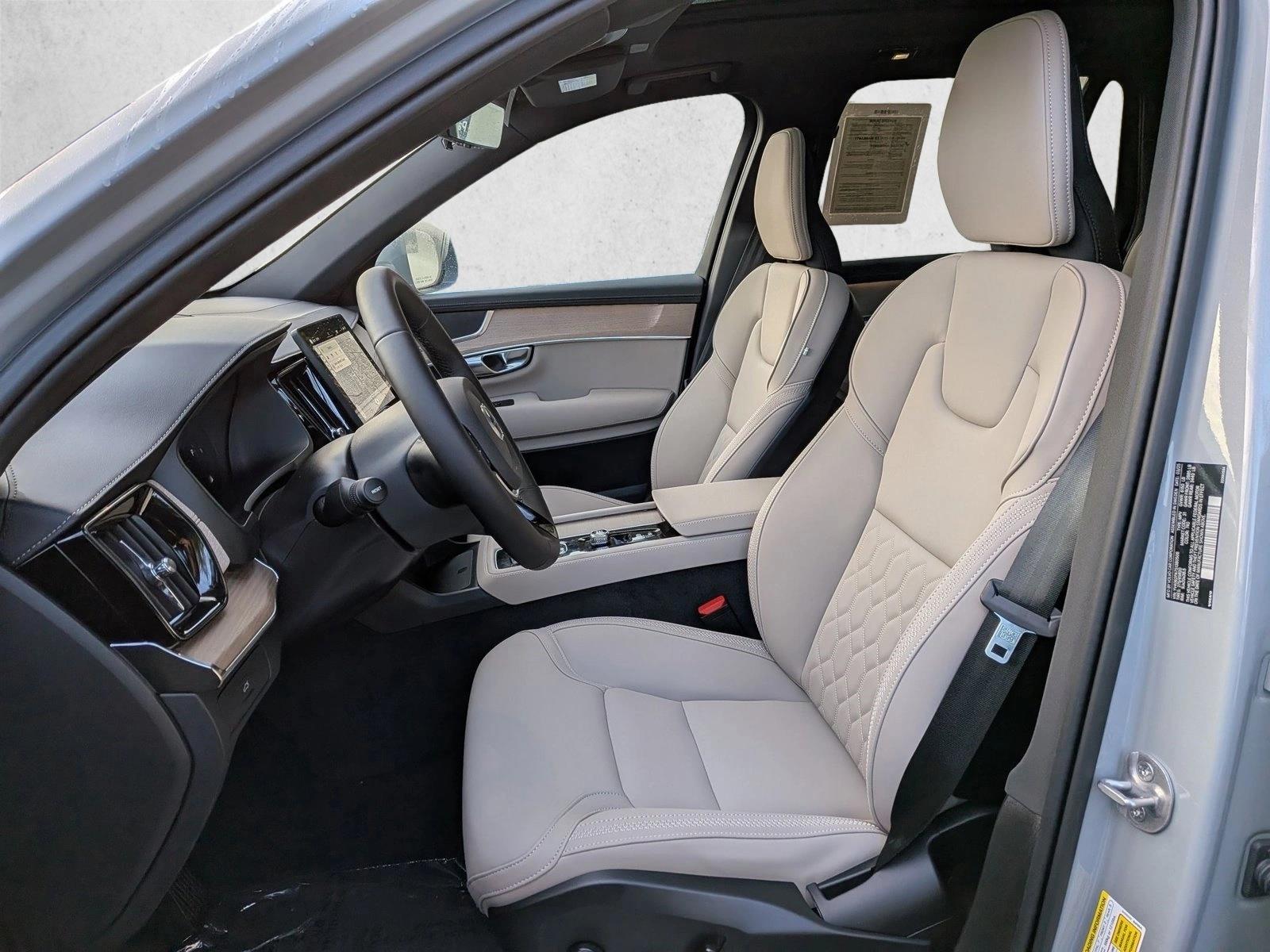 2025 Volvo XC90 Core photo 4