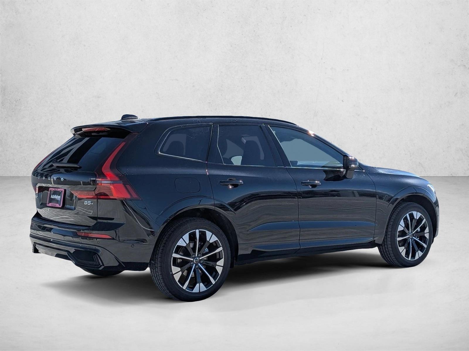 2026 Volvo XC60 Plus photo 2