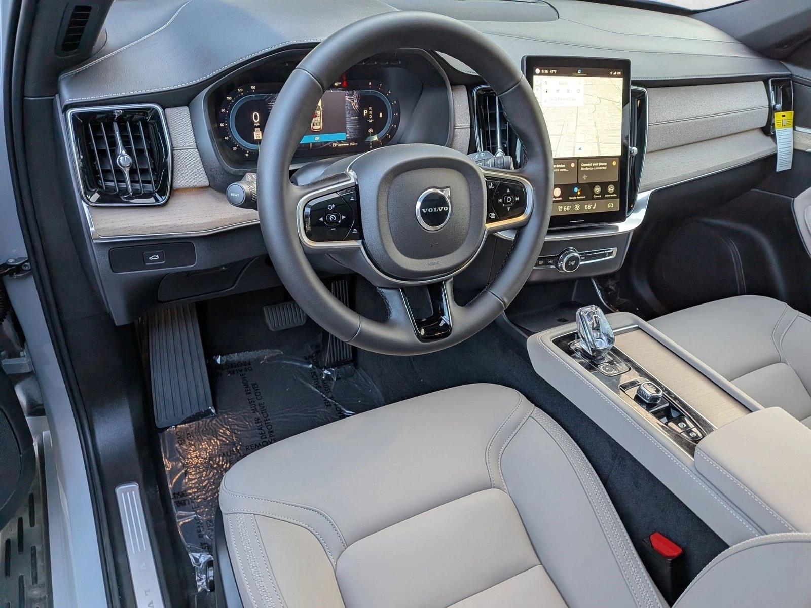 2025 Volvo XC90 Core photo 3
