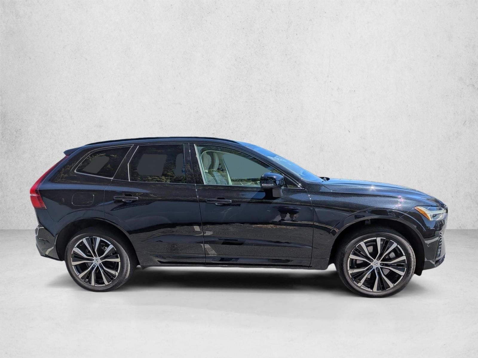 2023 Volvo XC60 Recharge Plug-In Hybrid Plus Dark photo 4