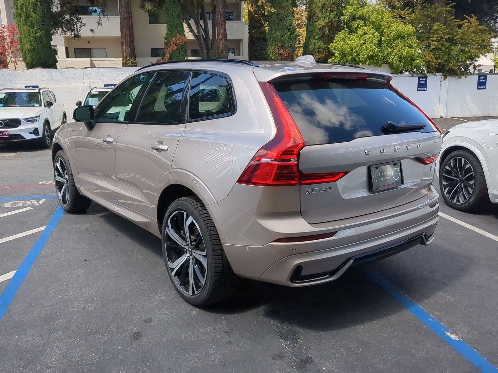 2023 Volvo XC60 Recharge Plug-In Hybrid Ultimate Dark photo 3