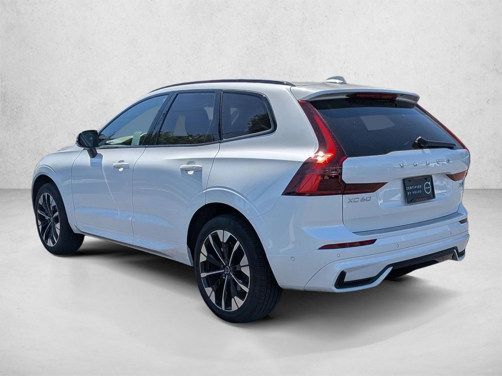 2026 Volvo XC60 B5 Plus photo 3