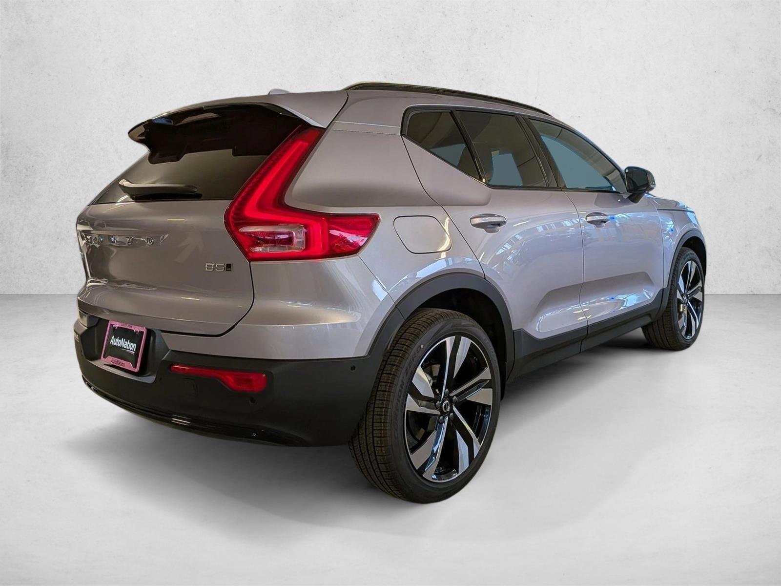 2026 Volvo XC40 photo 2