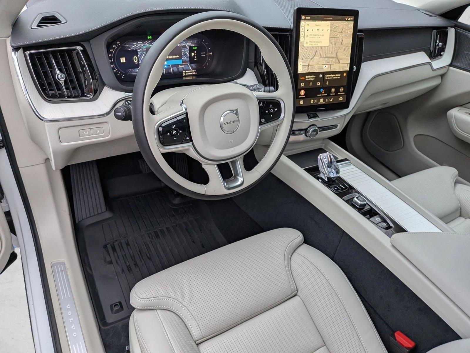 2026 Volvo XC60 plug-in hybrid Ultra photo 3