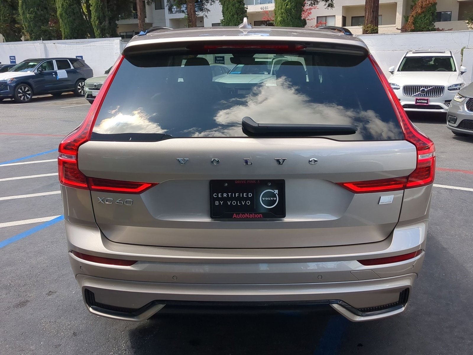 2023 Volvo XC60 Recharge Plug-In Hybrid Ultimate Dark photo 6