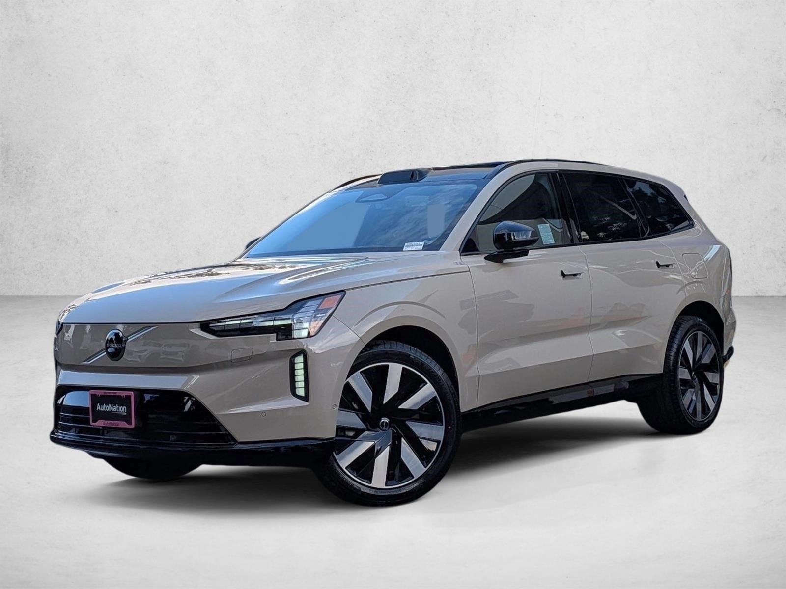 2025 Volvo EX90 Plus's photo