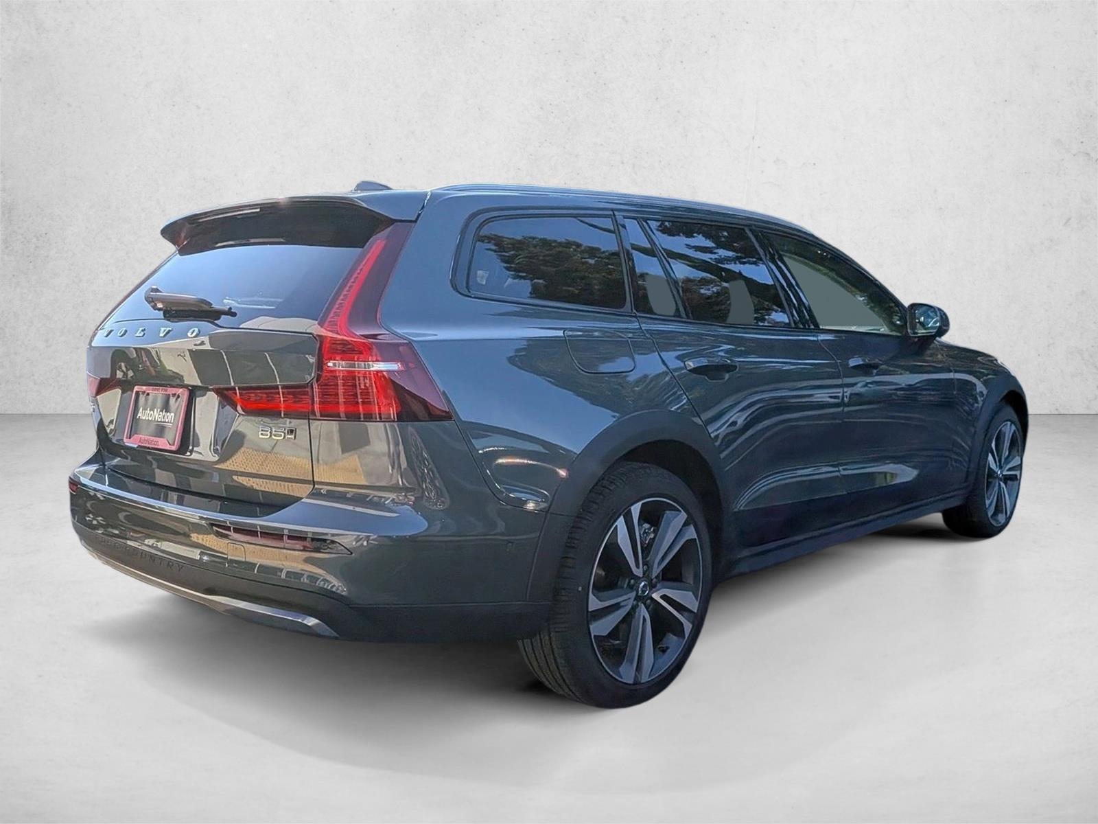 2026 Volvo V60 Cross Country Plus photo 2