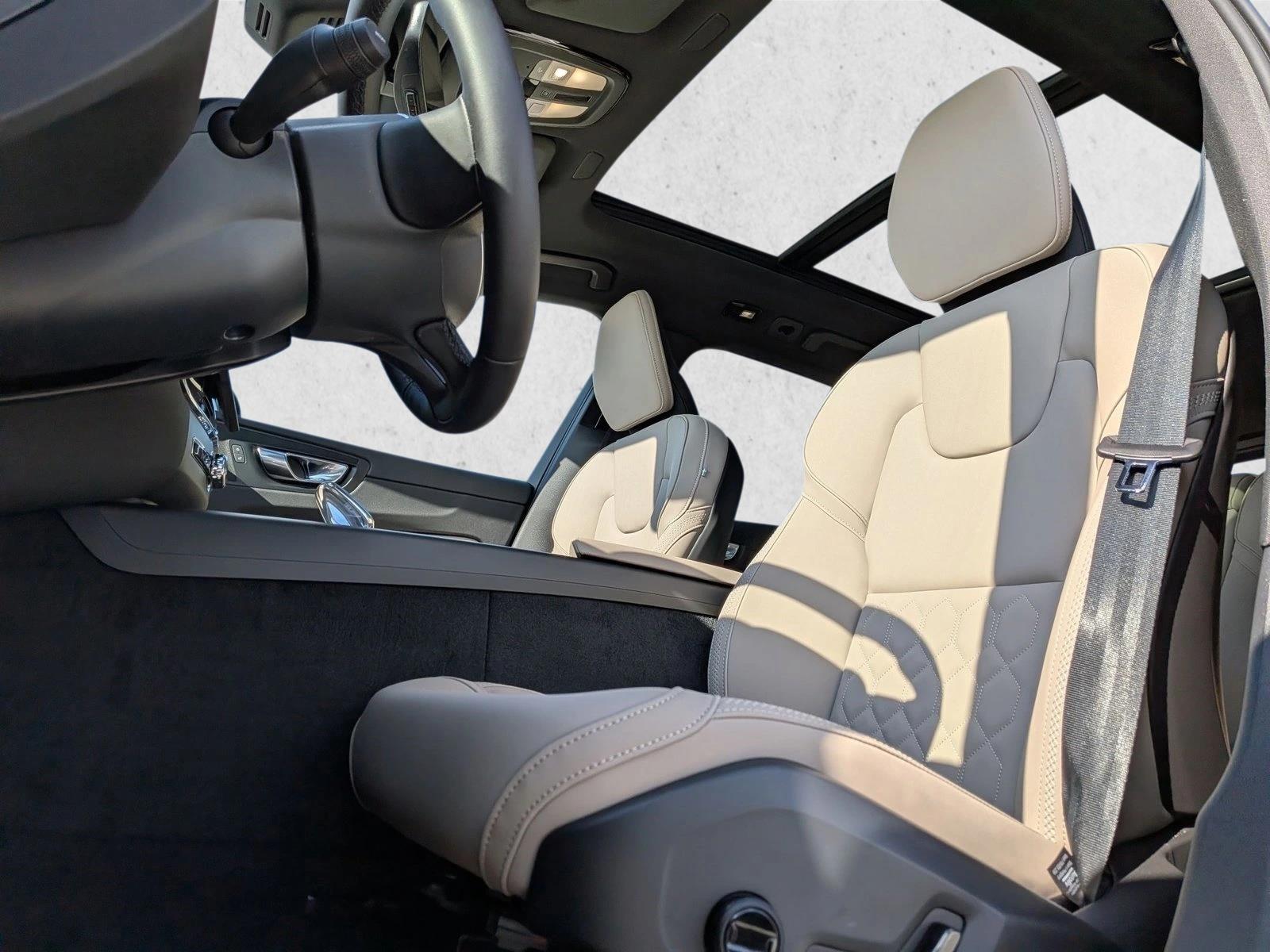 2026 Volvo XC60 Plus photo 4