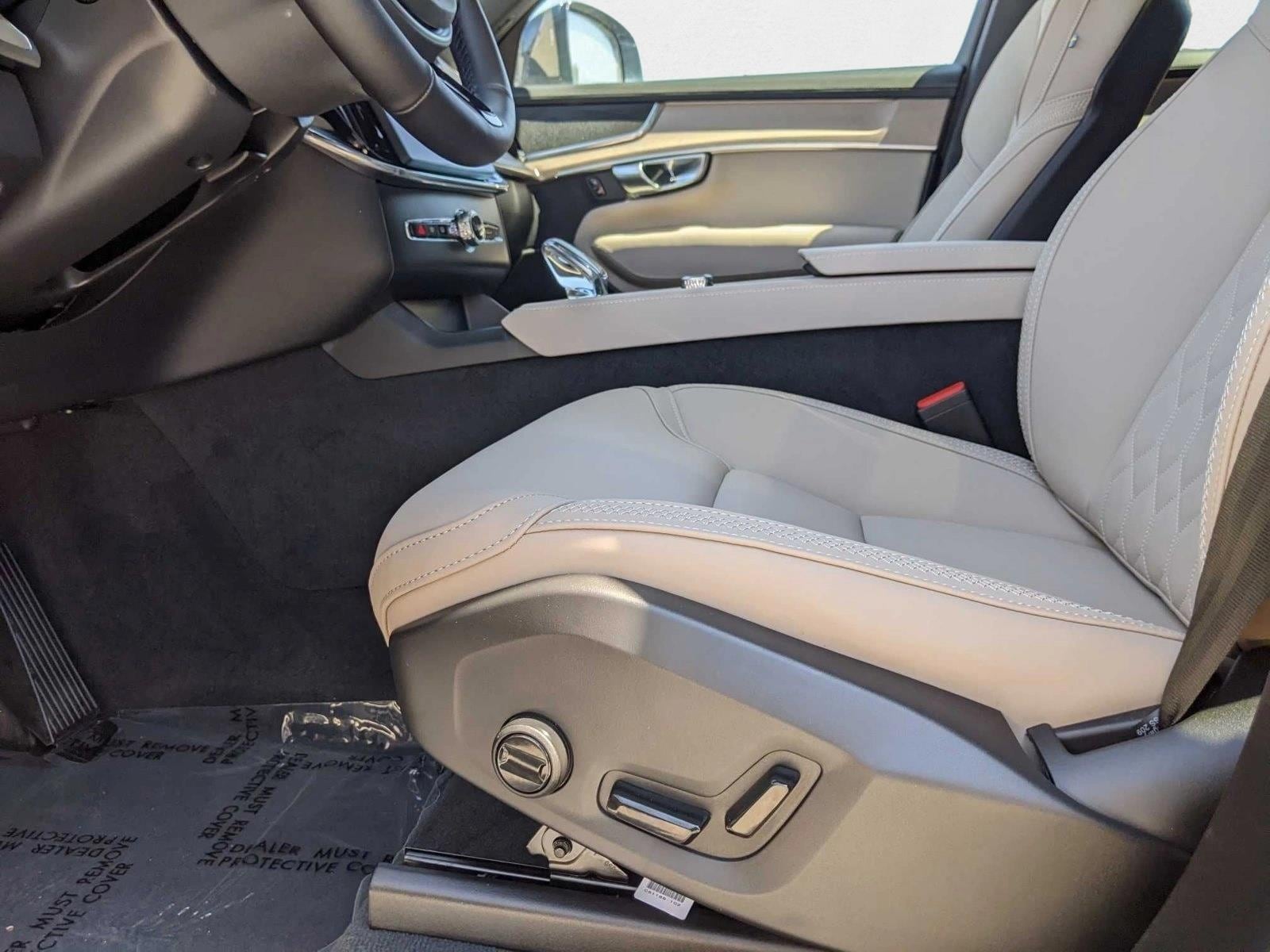 2025 Volvo XC90 Core photo 4