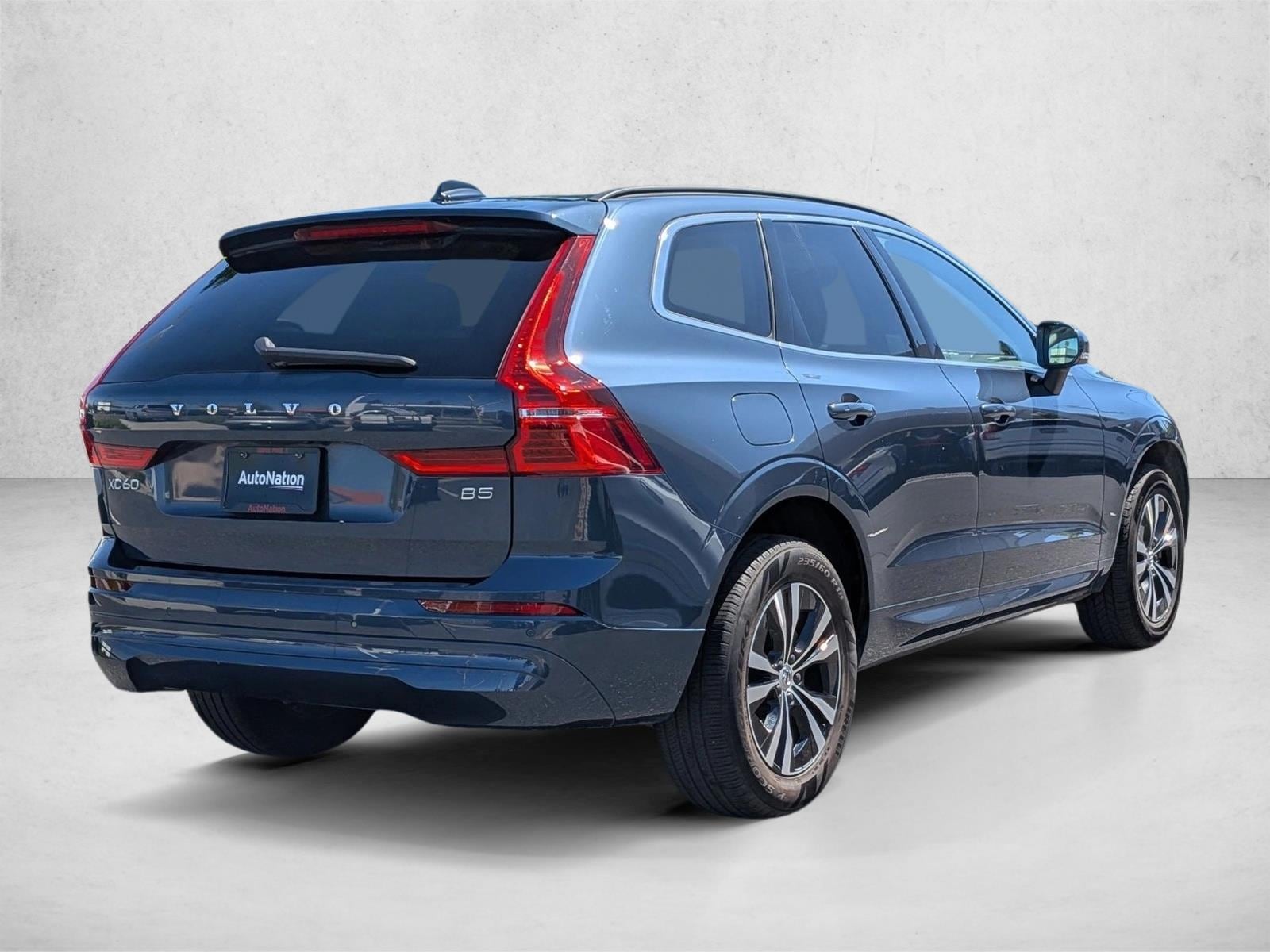 2023 Volvo XC60 B5 FWD Core photo 4