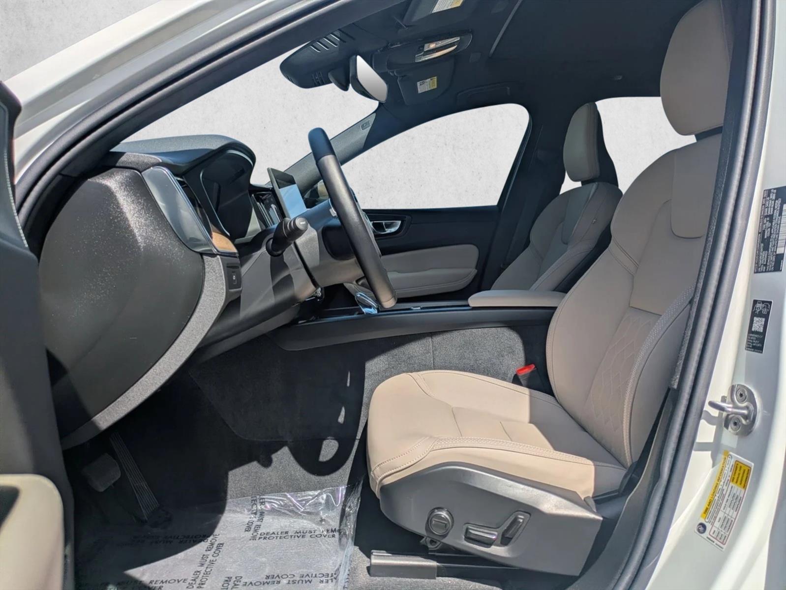 2026 Volvo XC60 Plus - Photo 17