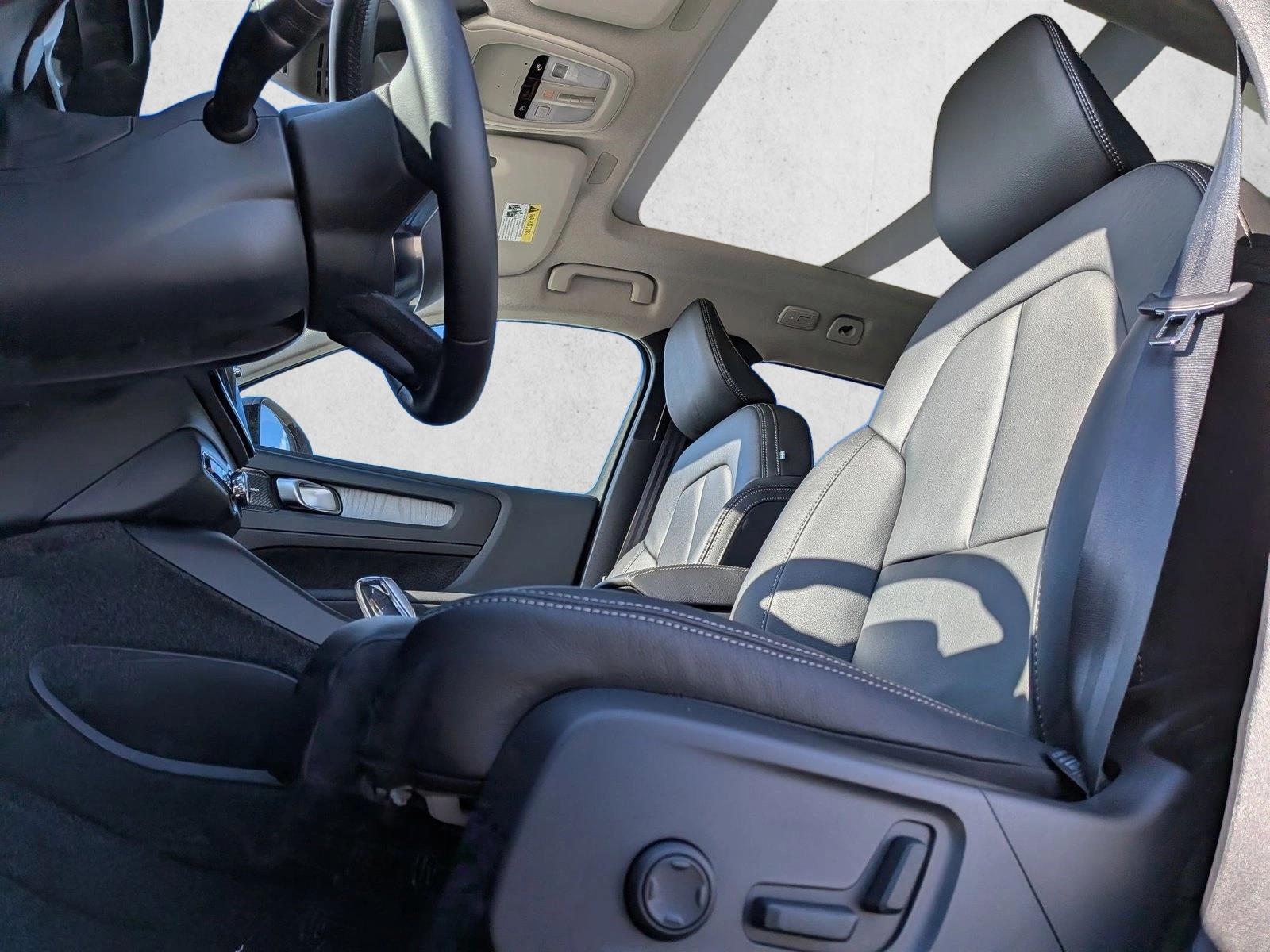 2026 Volvo XC40 photo 4