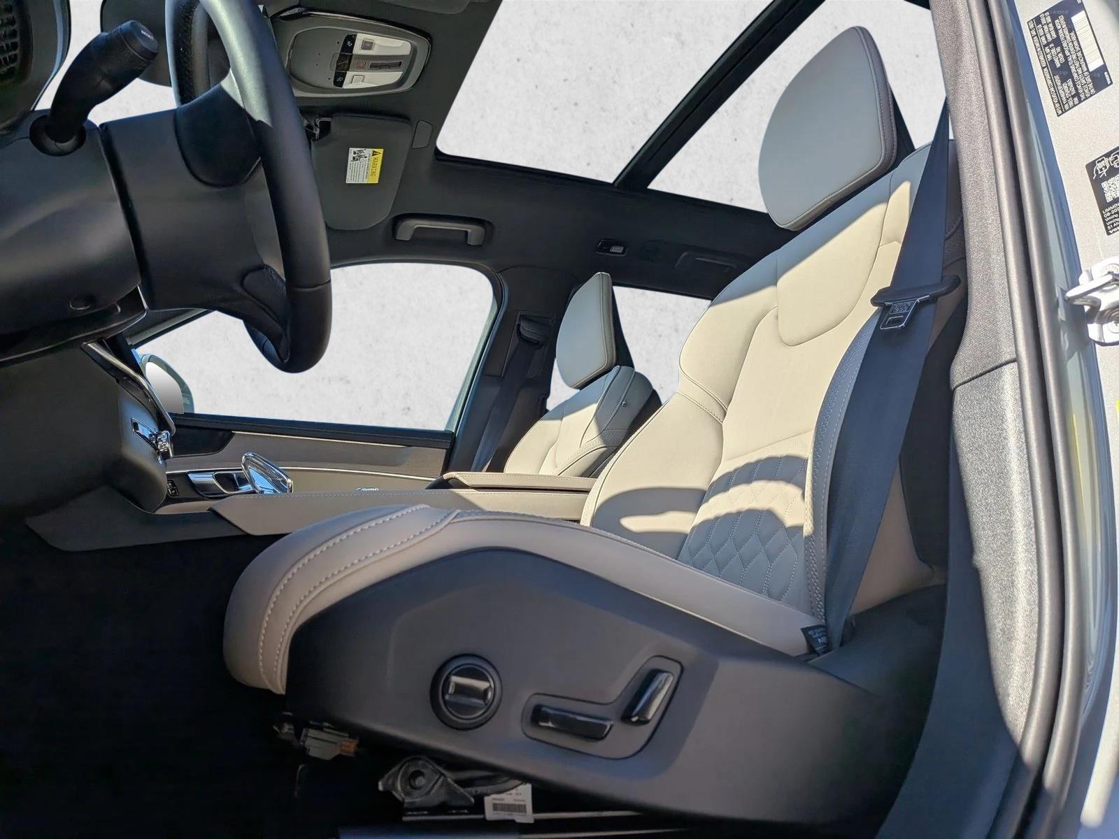 2026 Volvo XC90 plug-in hybrid Plus photo 4