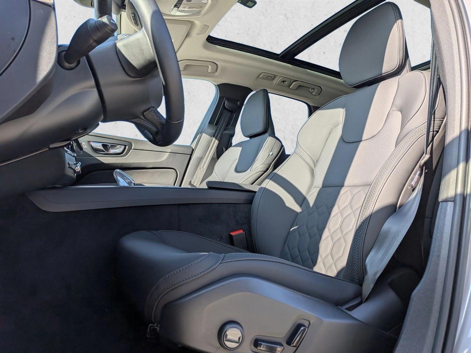 2026 Volvo XC60 Plus photo 4