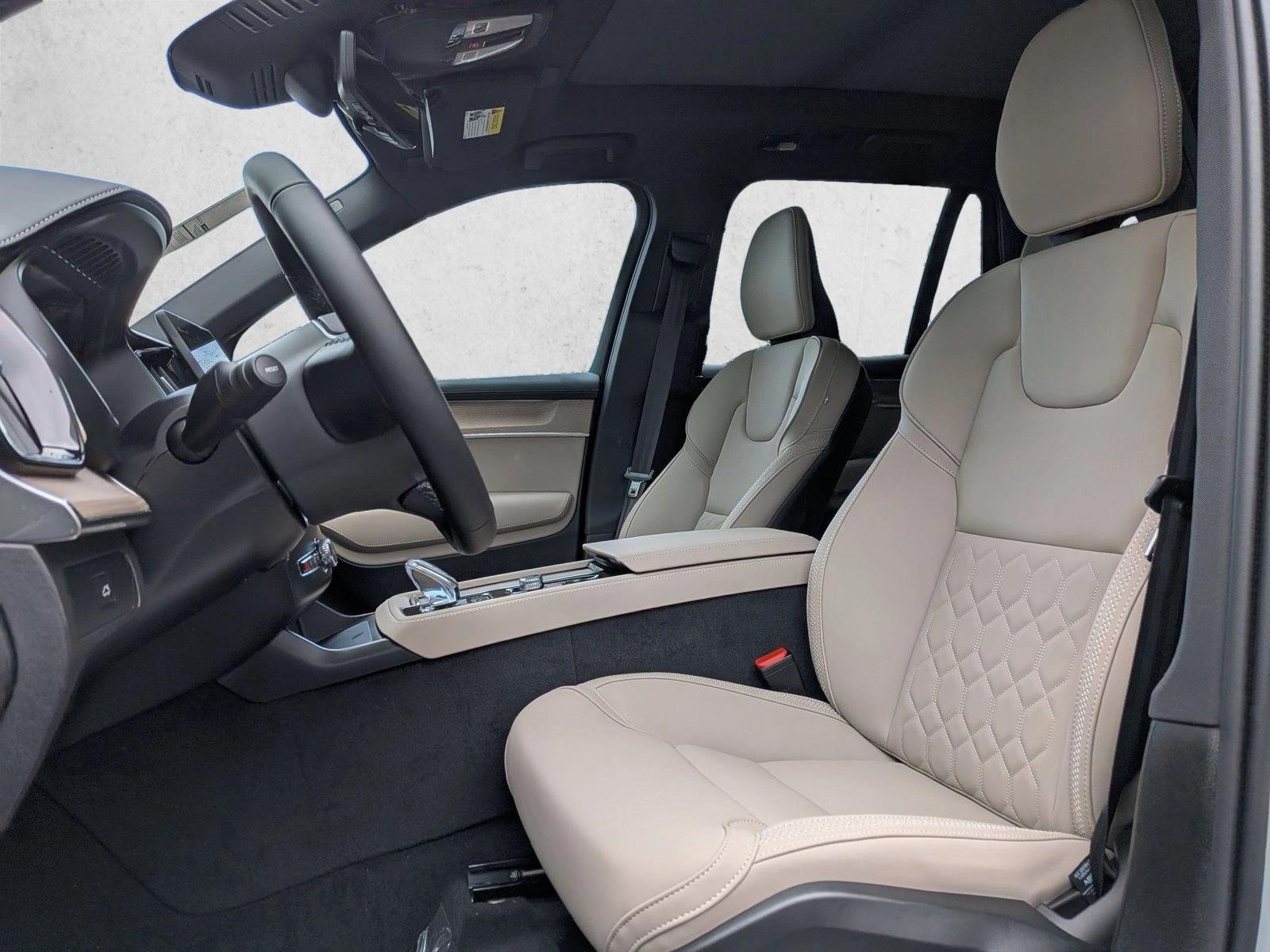 2025 Volvo XC90 Core photo 4