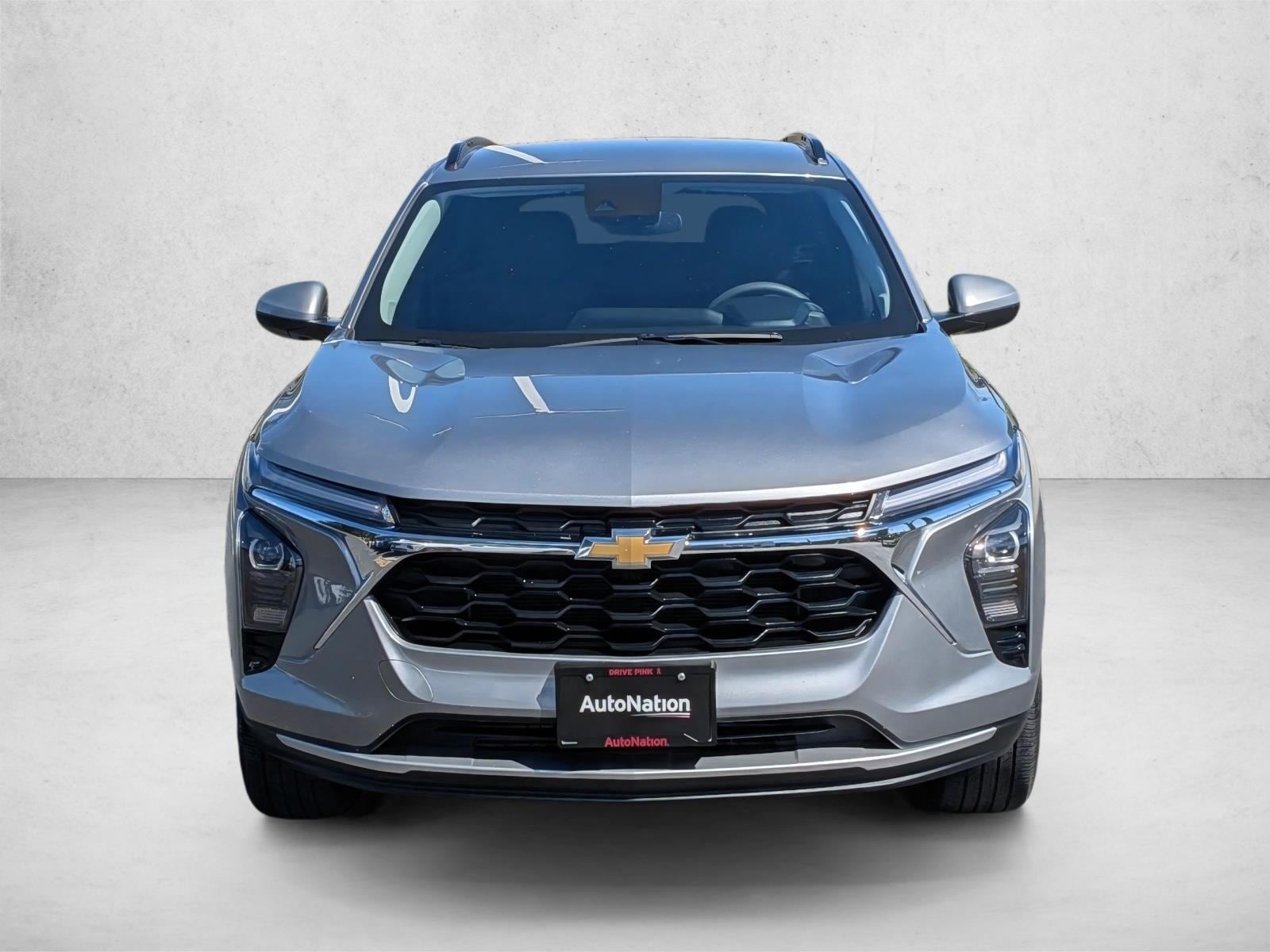 2025 Chevrolet Trax LT photo 2