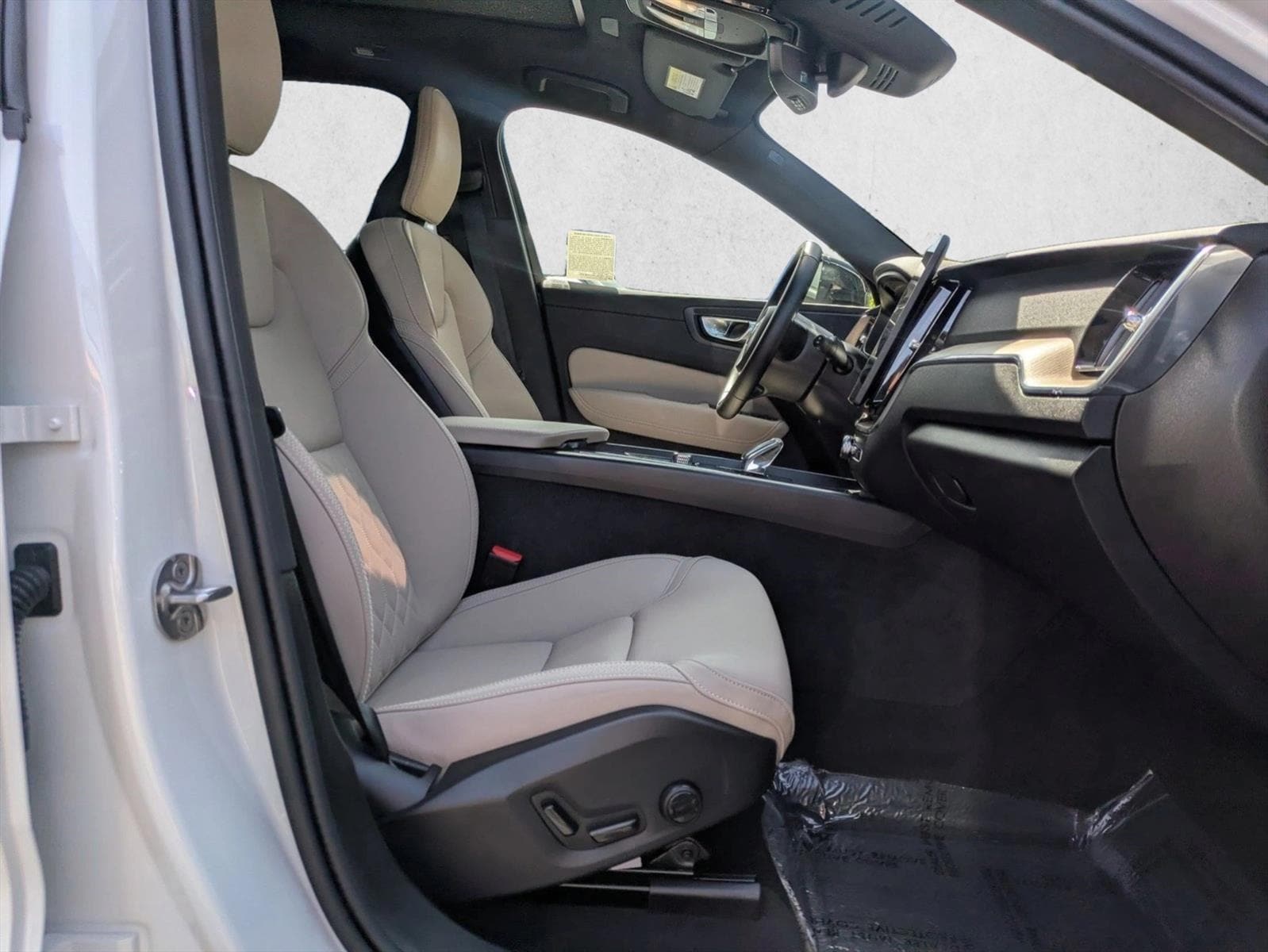 2026 Volvo XC60 Plus - Photo 22