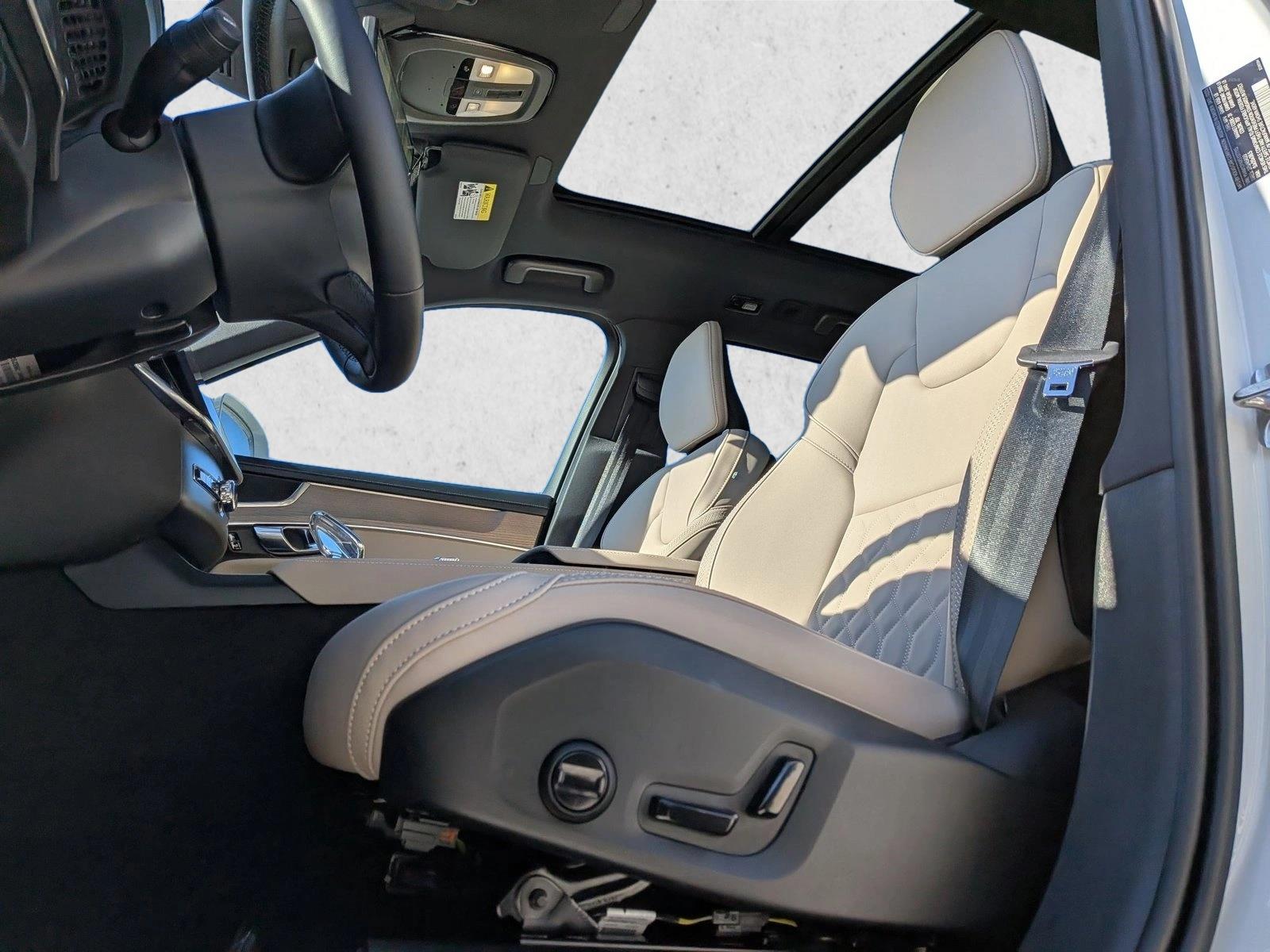 2025 Volvo XC90 Core photo 4