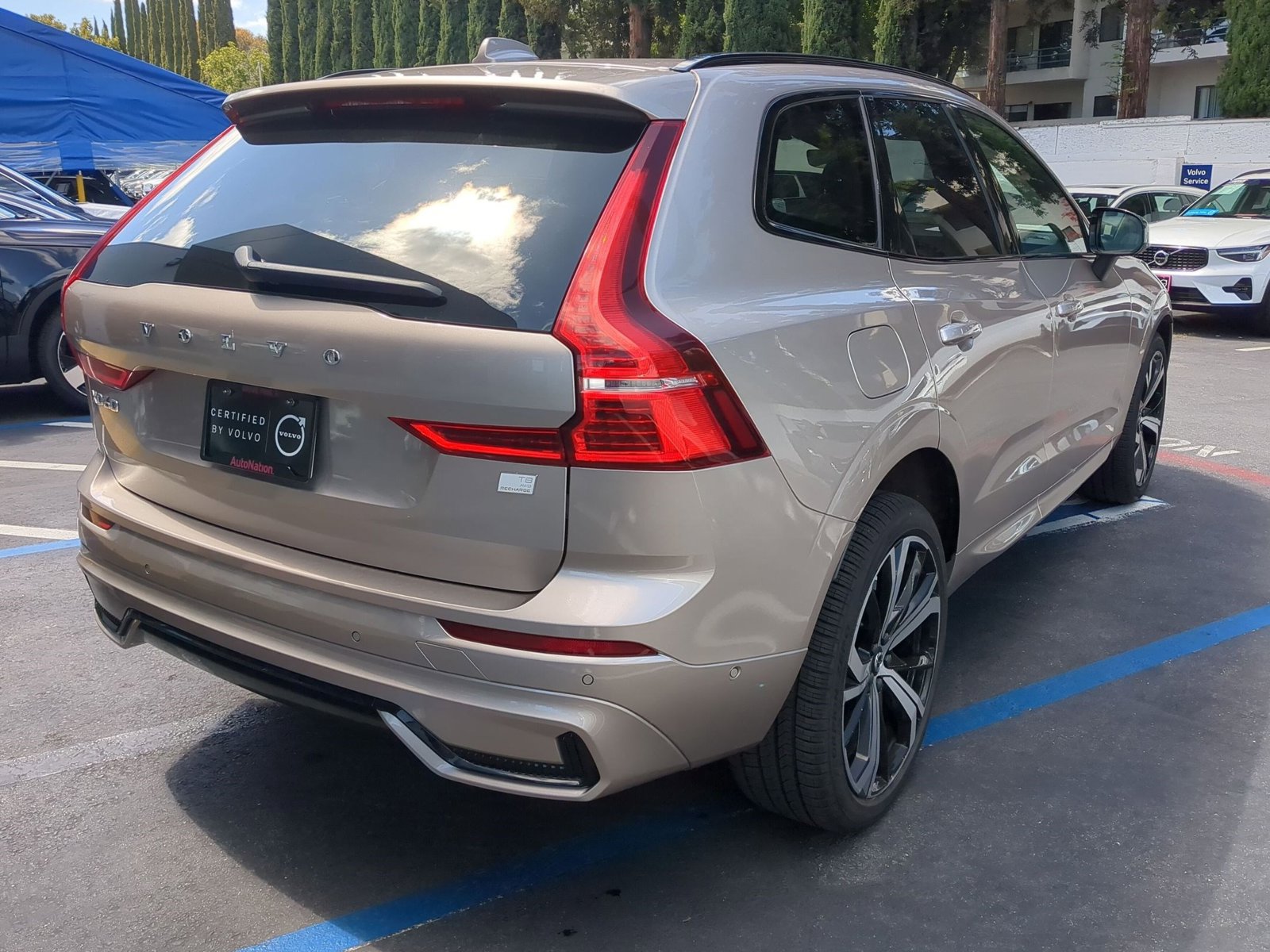 2023 Volvo XC60 Recharge Plug-In Hybrid Ultimate Dark photo 4
