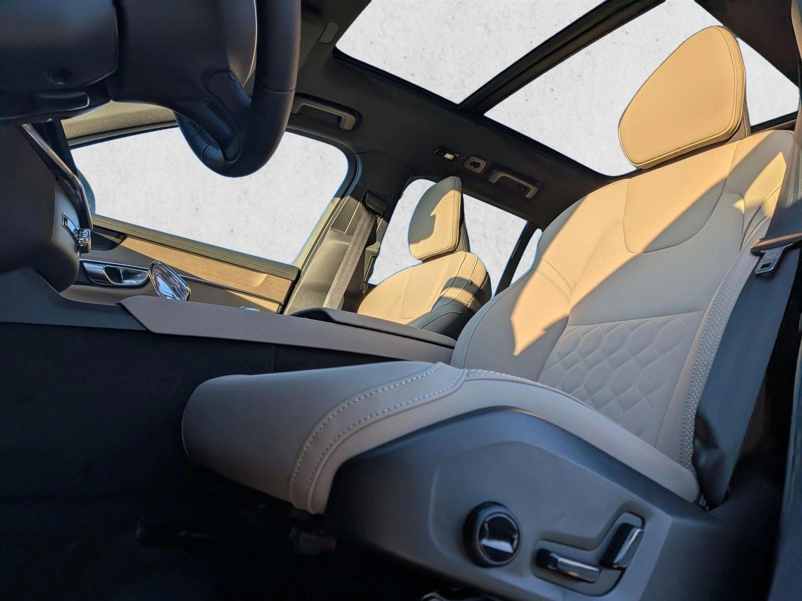 2026 Volvo XC90 plug-in hybrid Plus photo 4