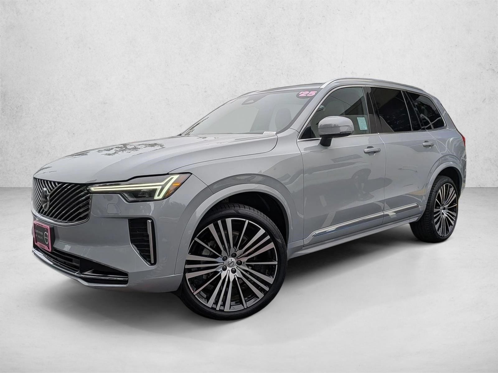 2025 Volvo XC90 Core's photo