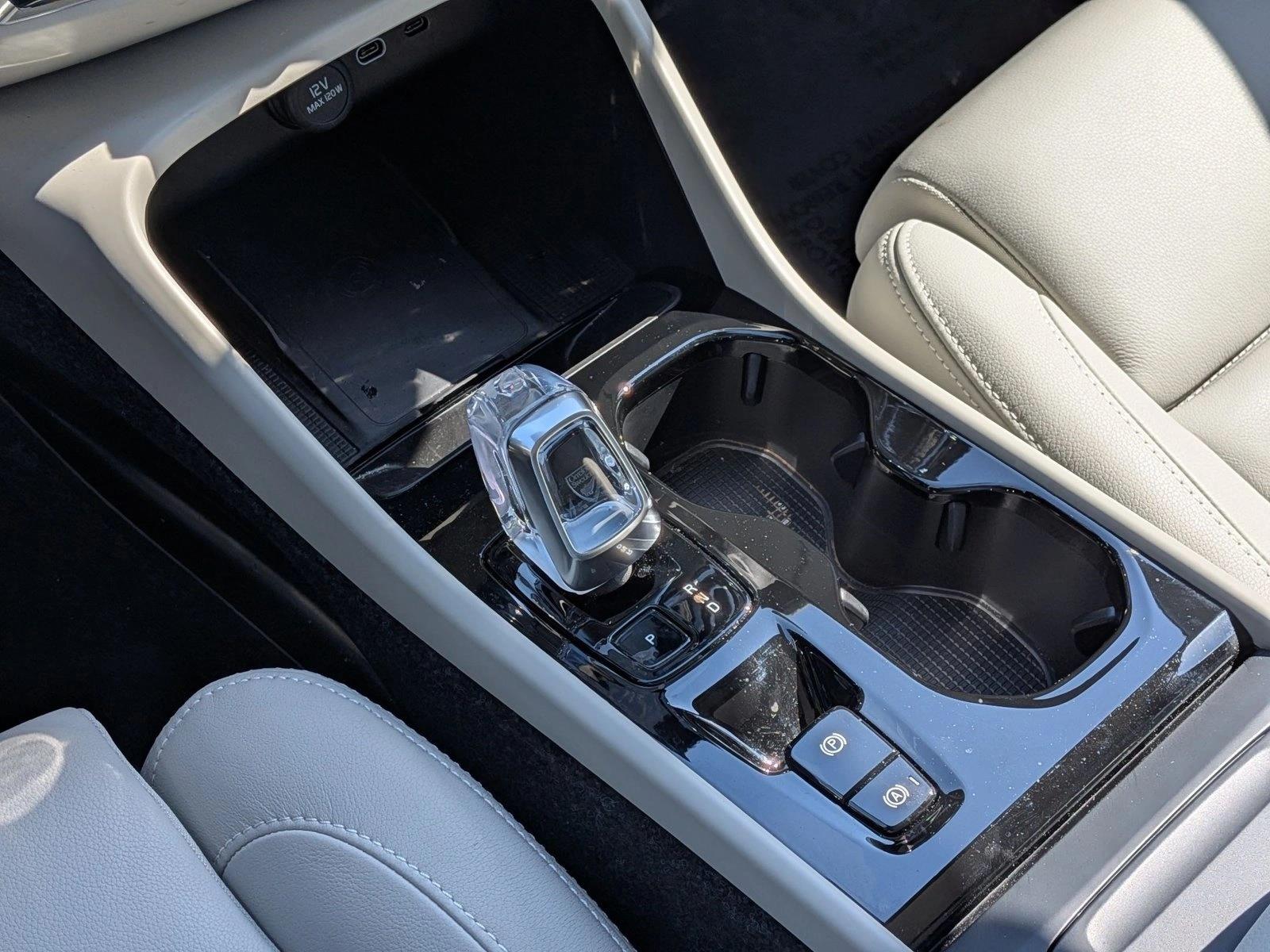 2026 Volvo XC40 Plus - Photo 12