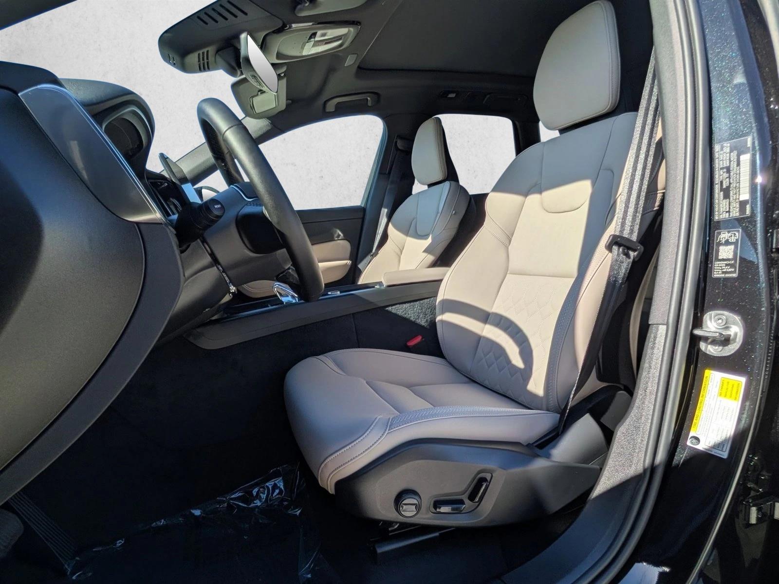 2026 Volvo XC60 Plus photo 4