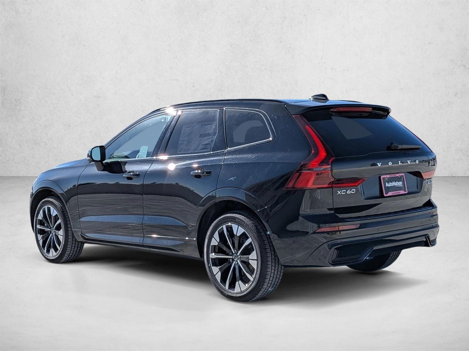 2026 Volvo XC60 Plus - Photo 8