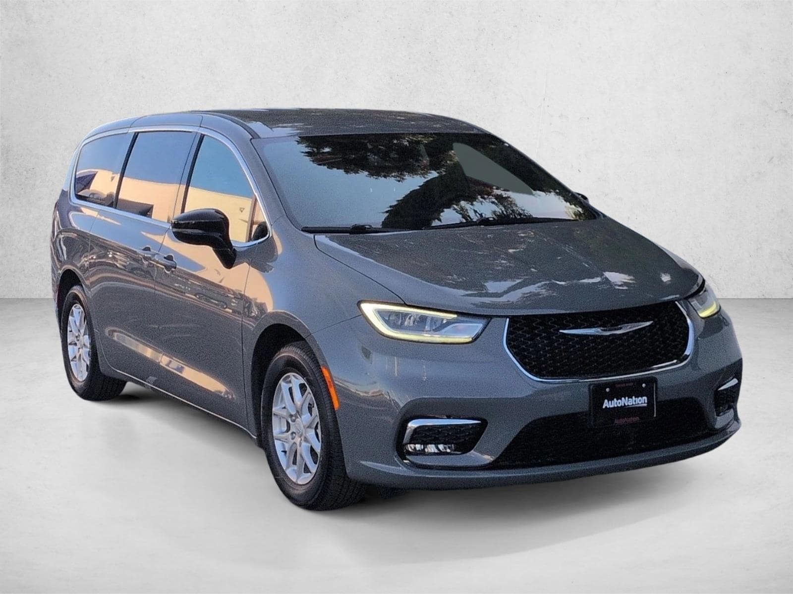 2025 Chrysler Pacifica Select photo 3