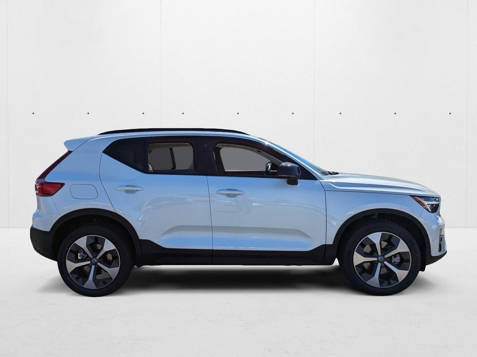2026 Volvo XC40 Plus photo 2