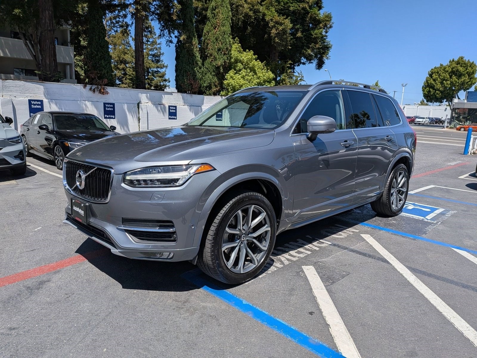 2017 Volvo XC90 T6 AWD Momentum's photo